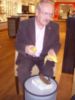Sonderangebot: Bei Bajohr & Micheletti in der Groner Straße zeigte Reinhold Wittig, dass eine Bronze-Banane sich gleichmäßig nur rechtsherum dreht von Pressefoto: