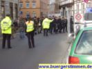 Sonderangebot: Hier weist ein ortskundiger Verkehrspolizist den schwarzen Block der Polizei den Weg für die Demonstrationsroute - könnte man meinen von Pressefoto