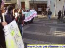 Sonderangebot: Die Demo startet um zehn vor zwölf und macht sich auf den Weg durch die Weender Straße - die Stimmung ist gut von Pressefoto