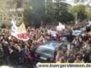 Sonderangebot: Der Demonstrationszug der jungen und älteren Schüler nimmt in der Theaterstraße kein Ende von Pressefoto