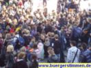 Sonderangebot: Sitzdemonstration vorm Gänseliesel - auch Jüngere Schüler sind mit dabei von Pressefoto