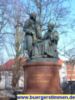 Die Statue von Weber und Gauß schräg gegenüber vom Kreishaus