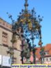 Das Göttinger Gänselliesel mit Blumen von der letzten Doktorenverabschiedung.