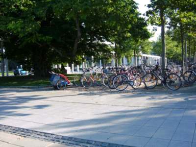 Porth.-2005©Das Parken von Fahrradanhängern wird nicht nur am Bahnhof sondern auch in der Innenstadt zunehmend zum Softfaktor für Wohnwqualität.