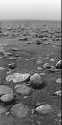 MPS/University of Arizona/ESA/NASA) © Blick in das "ausgetrochnete" Methanfluussbett auf dem Titan. Es soll keine Flüssigkeit auf dem Bild zu sehen sein.