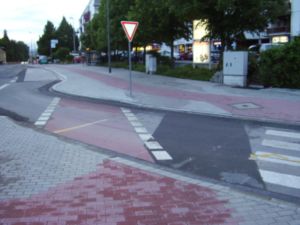 Porth 2006 ©  Richtung Posthof: Hier sind Kreuzungsinsel und Radweg  im Gleichklang. Nur die Fahrbahnmarkierung muss noch geändert werden. War das nötig?