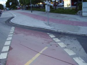 Porth 2006 © Der Kantstein ist fies hoch. Geschwindigkeitsbremse für Fahrradfahrer?