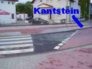Porth 2006 © Schlimmer noch - die neue Markierung auf der Kreuzungsinsel leitet den Radfahrer augenscheinlich auf den Kantstein. Was soll das?