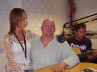 Porth , 2006 © Beim Singen im Radiostudio kurz vor dem Konzert nahm Rolf Stahlhofen (Mitte) die Mannheimer Soulstimme Janine Dean als Backgroundsängerin kurzerhand auf den Schoß auf den Schoß, weil am Mikro im Studio ein Stuhl fehlte. Im Hintergrund der Gitarrist Stephan Ullmann.