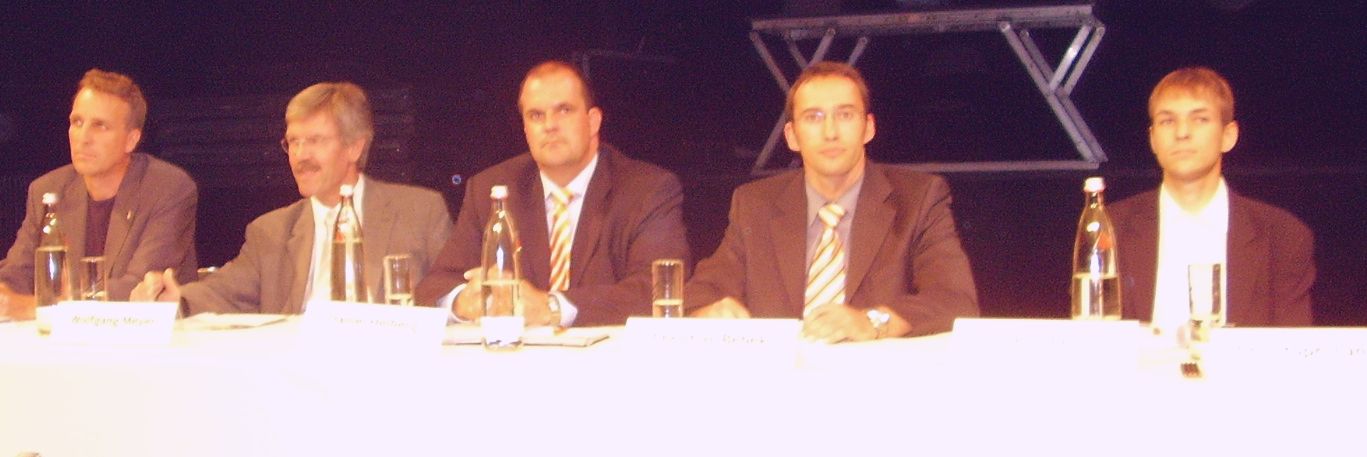 Porth , 2006 © Fünf Kandidaten an einem Tisch. Von links nach rechts stellten sich dort dem wachen Publikum Stefan Wenzel (Grüne), Wolfgang Meyer (SPD), Daniel Helberg (CDU), Christian Bebek (FDP) und Jan Rindfleisch (Einzelbewerber).