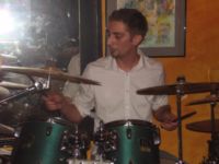 Porth , 2006 © Martin Bayer sorgt am Schlagzeug für einen durchgängigen Groove in den melancholischen Songs.