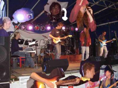 Porth , 2006 © Gegen Abend wird es dunkel und damit wird es Zeit fr RRRRock!. Jan Sperhake singt, Jan Labitzke spielt die Gitarre, Sein Bruder Christoph Labitzke ist am Keyboard. Für den Groove sind Adrian Schmidtke am Bass und Christian Villmann am Schlagzeug zuständig.