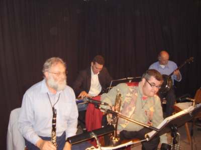 Porth , 2006 © Im Hintergrund links spielt Gregor Kilian gerade ein Solo warten Dieter Werner (links) und Jürgen Sprenger (mitte). Bela von Serényi begleitet Gregor Kilian auf dem Banjo.