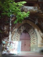 Porth , 2006 © Das romanische Portal der Kirche wirkt mit dem Baum richtig romantisch und einladend.