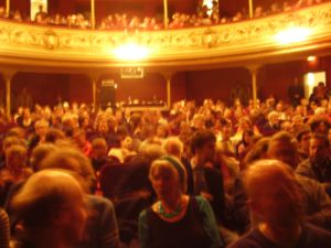 Porth , 2006 © Wahrend des gesamten Festivals war der große Saal immer so gefüllt. Dabei waren viele Zuschauer aber nur zeitweise im Saal und auch während des Konzertes der Künstler kamen und gingen die Zuhörer.