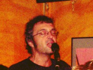 Porth , 2006 © Die theatralische Mimik beherrscht Götz Widmann genauso perfekt wie die Moderation zwischen den Liedern.