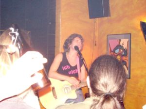 Porth , 2006 © Wenn es zu den texten passt, dann kann Janina auch theatralische auf der Bühne leiden. So wird ein Konzert zur Inszenierung.