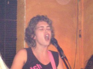 Porth , 2006 © Mit ihrer klaren Stimme singt Janina Texte zum und über alltäglichen Leben.
