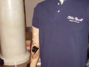 Porth , 2006 © Der Gewinner, der Dynamics Arm von Otto Bock, konnte im Vorraum des Theaters bewundert werden. Das T-Shirt als dezenter Firmenhinweis ist eine gute Idee gewesen.