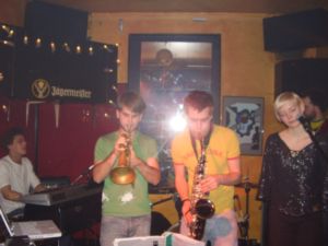 Porth , 2007 © Die Band von Ida Helms ohne den Schlagzeuger. Der Bassist Rene steht halb verdeckt hinter Jennifer (rechts). Links am Keyboard strahlt Sebstian S. An der Trompete ist Sebastian P. - und Ede saxophoniert..