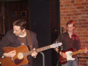 Porth , 2007 © Der Gastmusiker Frank Kerkmann spielte links an der Akustikgitarre bei einem einzigen Stück mit. Rechts ist der Gitarrist von "Kleine Schwester", der je nach Lied mit der Elektrogitarre bzw. mit der Akustikgitarre für rockige oder melancholische Klänge sorgte. Sein Name ist Jürgen Ufer.(rechts)