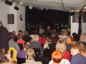 Porth , 2007 © Erwartungsfroh gestimmtes Publikum Apex beim Konzert von Adjiri Odametey