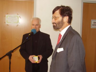 Porth , 2007 © Ansprache von Ulf Engelmayer zur Geschichte und den Zukunftszielen des Stadtradio Göttingen. Rechts im Bild steht Dr. Meinhart Krischke Ramaswamy und hört gespannt zu.