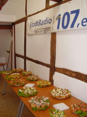 Porth , 2007 © Ein Teil des Büffets wurde natürlich unter dem Plakat des Stadtradio Göttingen  präsentiert.