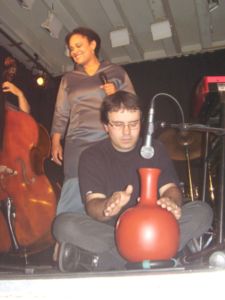 Porth , 2007 © Entspannt spielt Thorsten Krill das Udu (Das sieht aus wie eine Blumenvase mit eine zweiten Resonanz-Loch an der Seite)