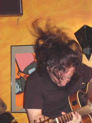 Porth , 2007 © Vicki Vomit ist wahrscheinlich der einzige Liedermachinger und Kabarettist, der ein richtiges Head-Banging hinbekommt.