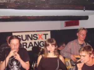 Porth , 2007 © Die Bühne im Nörgelbuff ist so eng, so dass immer mindestens ein Musiker von den Anderen verdeckt wurde. Aber schön und deutlich ist das Plakat von "Sunset Orange" zu erkennen.