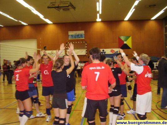 Pressefoto: Porth , 2007 © Die Laola-Welle von den erfolgreichen Spielern für die Zuschauer auf den Rängen.