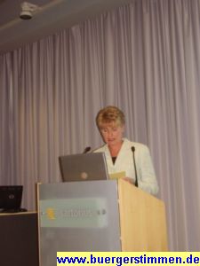 Pressefoto: Porth , 2007 © Frau Jeksties erläuterte als Koordinatorin des Arbeitgeberservices die Aufgaben und Zielvorstelleungen der Arbeitsvermittlung.