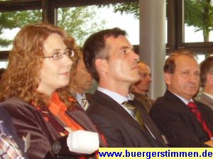 Pressefoto: Porth , 2007 © Frau Kleine (WRG), Herr Prof. Dr. Reinnemann (PFH) und Landrat Reinhard Scheermann lauschen den Ausführungen von Faru Jeksties.