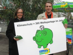 Pressefoto: Pressefoto , 2007 © Ursula Helmhold und Stefan Wenzel hinter dem Plakat mit dem Grünen Sparschwein.
