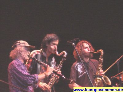 Pressefoto: Porth , 2007 © Ein Bild mit Seltenheitswert: Perry Robinson, Gunter Hampel und Johannes Schleiermacher stehen dicht beieinander und spielen ungefähr die gleiche Melodie mit dem gleichen Rhythmus.