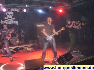 Pressefoto: Porth , 2008 © Die "Estrepito Banditos" auf der Bühne mit dem Banner über dem Drummer