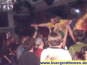 Pressefoto: Porth , 2008 © Zum ende des Konzerts beim ersten Zugabeset stand Publikumssurfen auf dem programm. Hier der Sänger von Rantanplan im gelben T-Shirt.