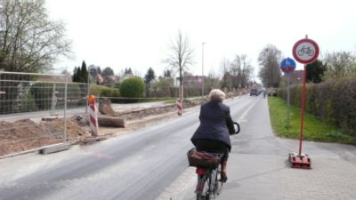 Pressefoto: , 2008 © Die Radfahrer wägen zwischen dem Vorschlag durch die Beschilderung und der faktischen Verkehrssiutation ab. Der Vorschlag wird meisten ignoriert.