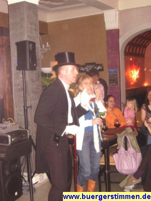 Pressefoto: http://www.buergerstimmen.de/ , 2008 © Hier schauspielert der Sänger sein Liedchen zusammen mit Frau Lendt, der Pressesprecherin vom Cafe Unplugged
