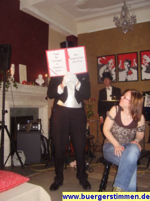 Pressefoto: http://www.buergerstimmen.de/ , 2008 © Was steht bloss da hinten drauf, fragt sich Frau Lendt, die Inhaberin vom Cafe Unplugged.