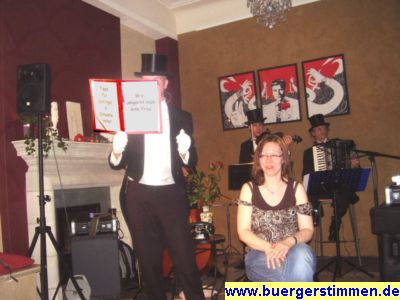 Pressefoto: http://www.buergerstimmen.de/ , 2008 © Die Lesung aus dem Handbuch für Schlingel und Schwerenöter - wie umgarnt man ein Frau - zeigt leicht errötende Wirkung