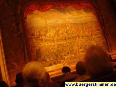 Pressefoto: http://www.buergerstimmen.de/ , 2008 © Die St. Jacobi-Kirche ist größer als die St.Johannis-Kirche auf dem Vorhang zu den Händelfestspielen - ein netter Stich für den Vorhang