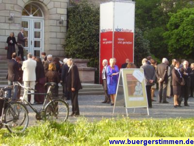 Pressefoto: http://www.buergerstimmen.de/ , 2008 © Ein Plausch vor Beginn der Oper bei schönen Wetter gehört zum Opernbesuch dazu