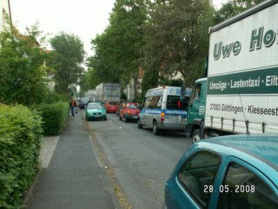 Pressefoto: , 2008 © Ob Lastentaxi oder Behindertentransporte - der Akazienweg ist voll.