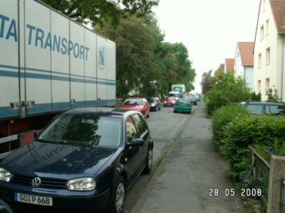 Pressefoto: , 2008 © Wie groß ist das Unfallrisiko für geparkte Autos im Akazienweg