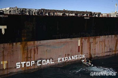 Pressefoto: Greenpeace - MACKAY AUSTRALIA , 2008 © Mackay Australia Graffiti am Kohlefrachter in Queensland: Protestgraffiti gegen die geplante Verdoppelung der australischen Kohleförderung.