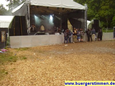 Pressefoto: http://www.buergerstimmen.de/ , 2008 © Mit Holzsschnitzlen wurde der regennasse Boden vor den Bühnen präpariert, damit sich das Feiern nicht zu einem Matschfest entwickelt