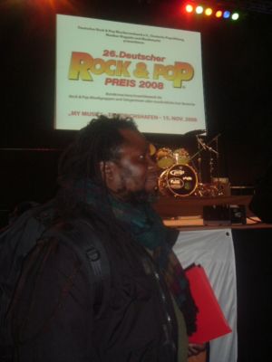 Pressefoto: , 2008 © vergnügt verlässt Pepper mit den beiden Urkunden des Rock und Pop Award 2008 die Veranstaltungshalle