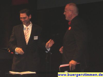 Pressefoto: http://www.buergerstimmen.de/ , 2008 © Sparkassenchef Hald bedankt bsich bei Glenn Walbaum für dessen Anmoderation